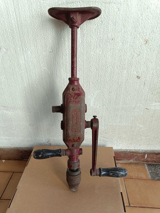 Ferro de soldar a petróleo e berbequim antigos