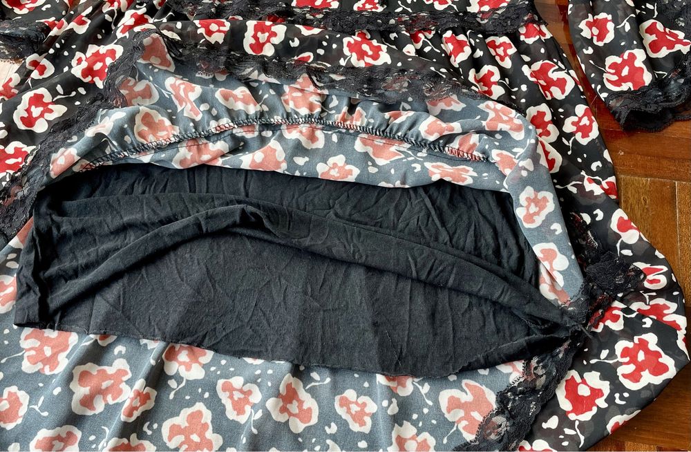 Vestido curto preto floral com detalhes em renda