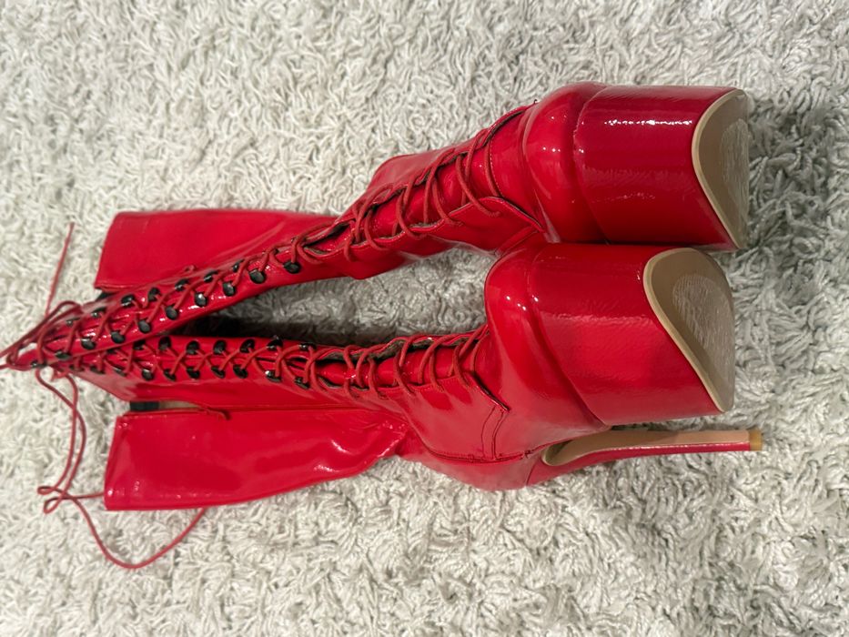 Стріпи чоботи червоні лакові