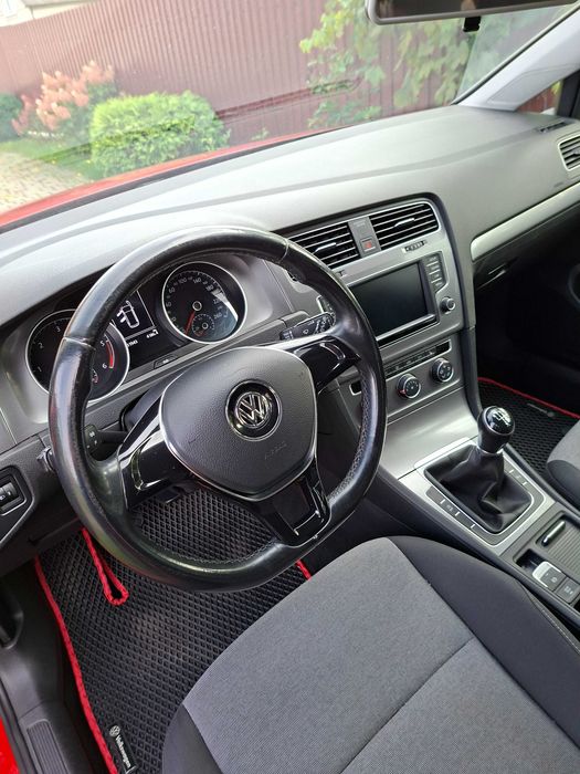 Автомобіль Фольксваген Гольф 7
