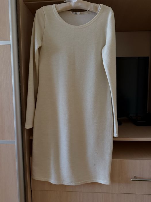 Гарна тепла сукня в білому кольорі прямого крою