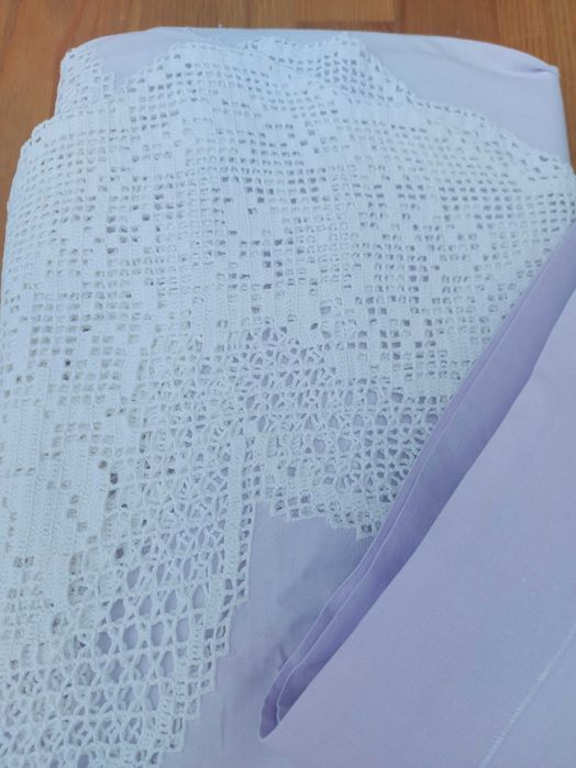 Lençóis com renda e bordado feitos à mão