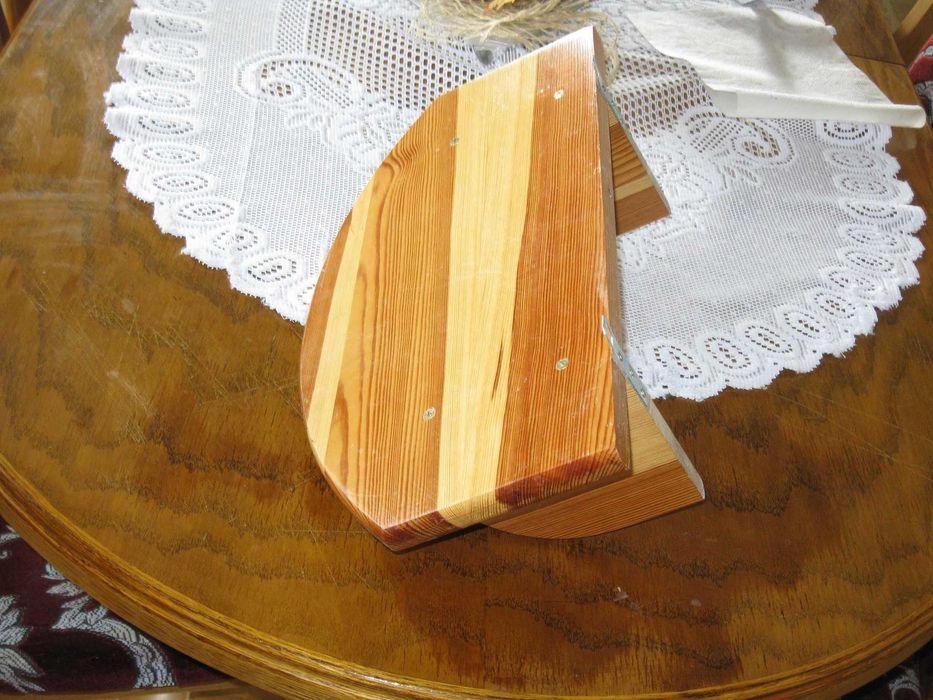 Półka wisząca na ścianę