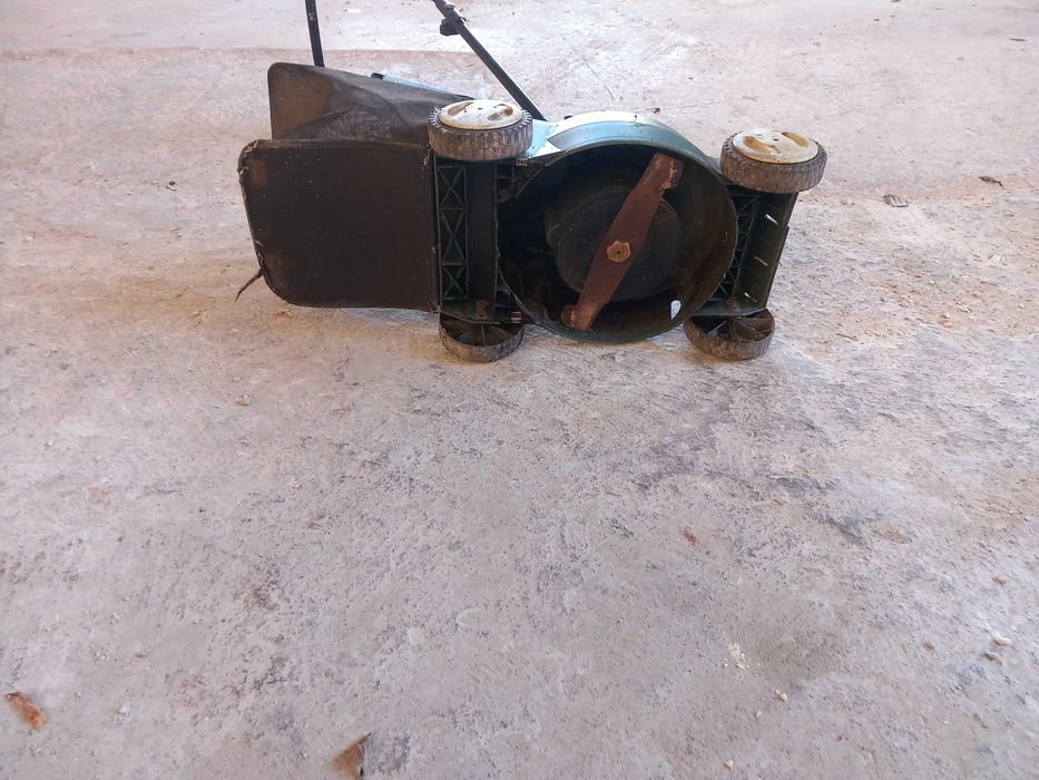 Máquina de cortar relva em bom estado e a funcionar bem