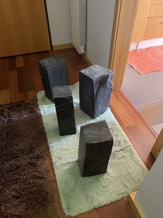 Mesa com 4 pedra em ardosia e 2 vidiros