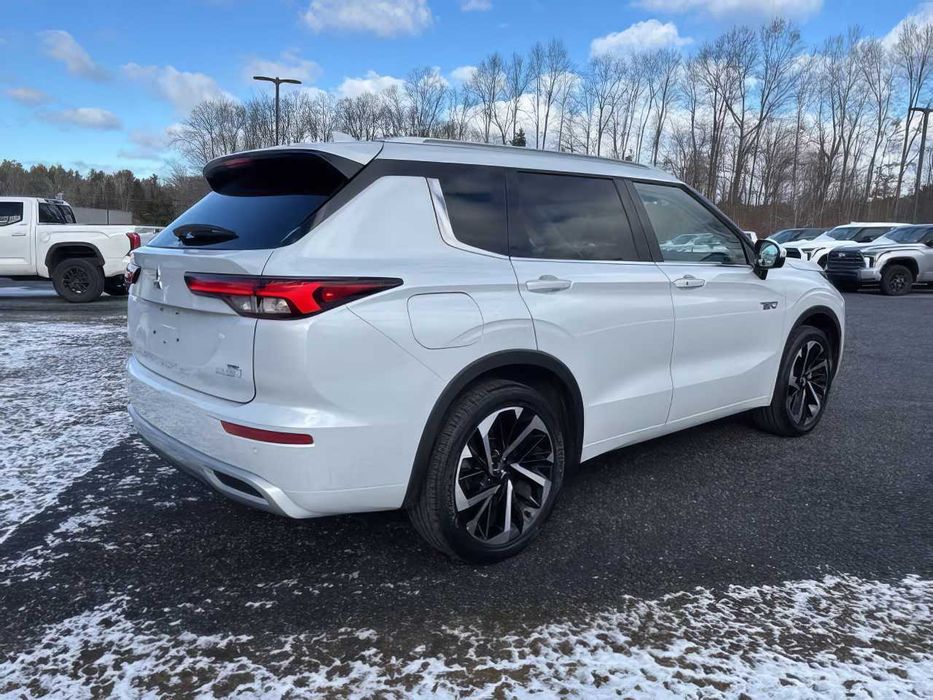 Mitsubishi Outlander      2023