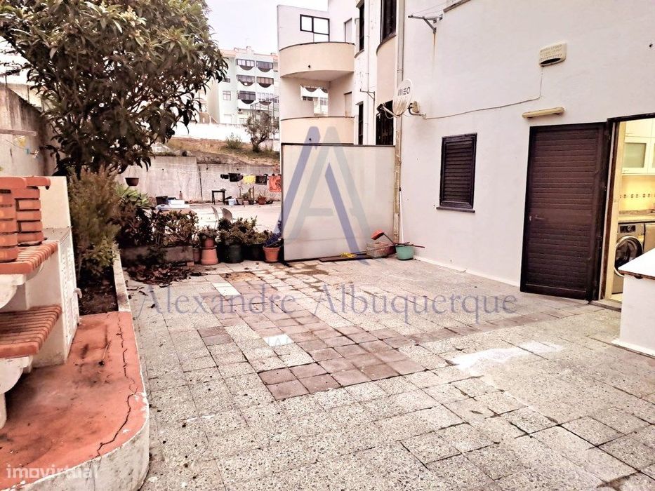 Apartamento T2 com Terraço, Arrecadação e Parqueamento | Sesimbra