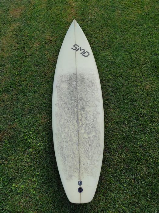 Prancha de Surf 6'1 com quilhas e capa