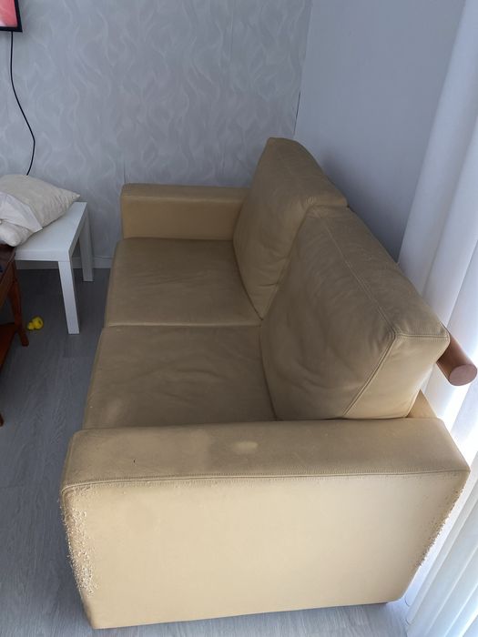 Sofa em pele beje