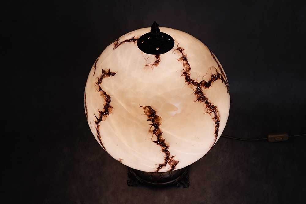 Stara lampa stołowa z marmoryzowanym kloszem - kula