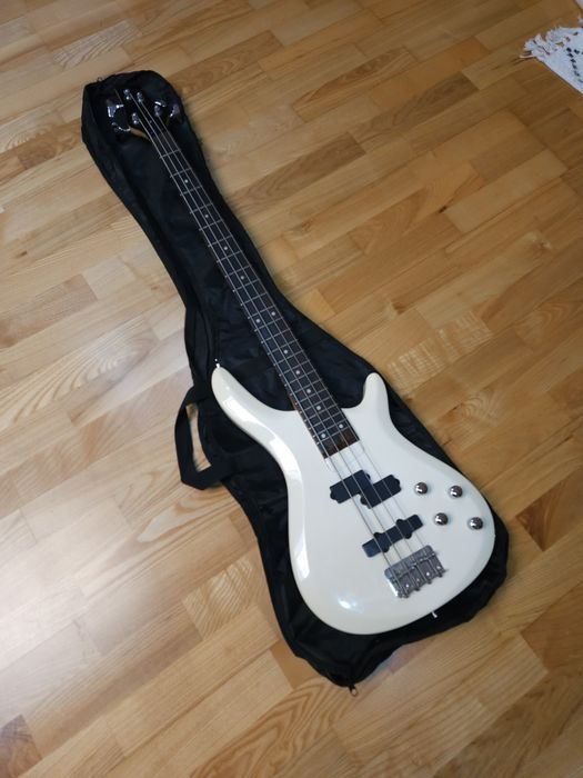 Gitara basowa Santander