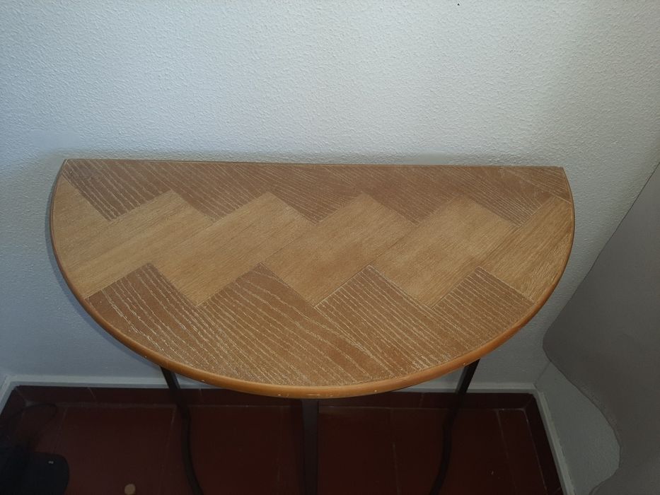 Mesa de consola em madeira com estrutura metálica preta