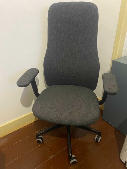 Cadeira giratória c/braços, Letafors cinza/preto.