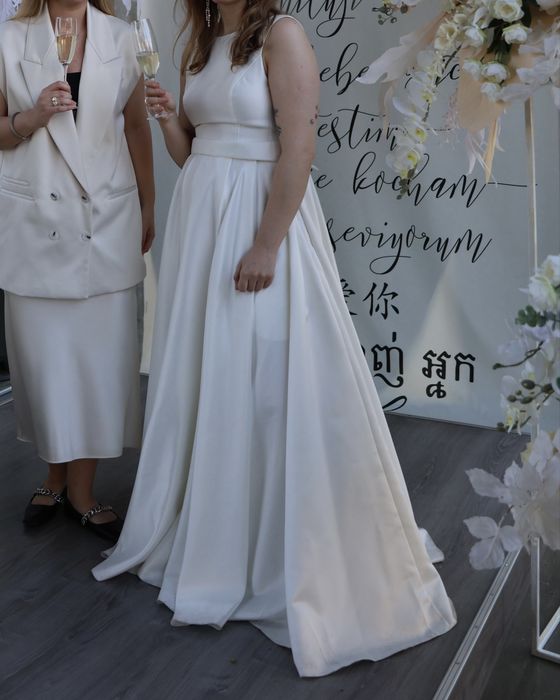 Весільна сукня з атласу, відкрита спина, корсет, розмір L