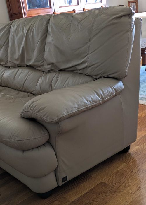 Conjunto de 2 Sofás + Pufe, em pele, impecáveis. Oportunidade imperdível.