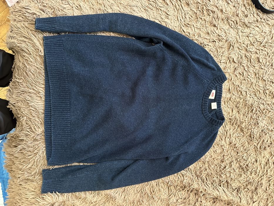 Светр Levi’s.