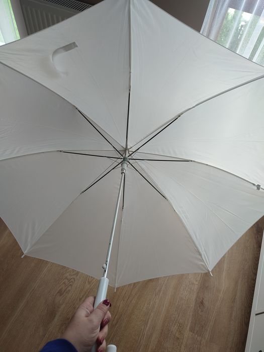 Biały parasol ślubny
