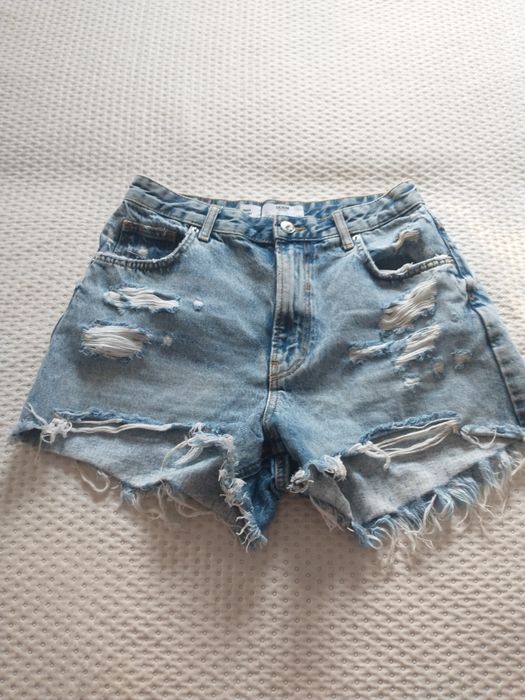 Krótkie jeansowe spodenki. Rozmiar 40. Bershka.