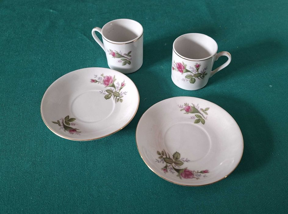 Duas Chávenas de café orientais antigas, com rosas