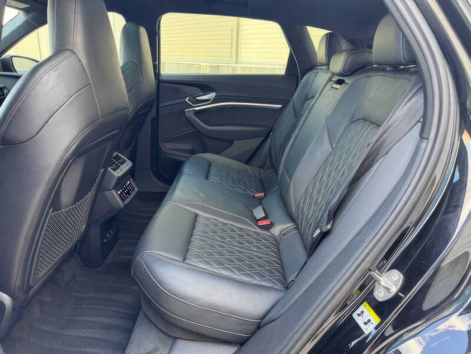 Audi e-tron S      2022