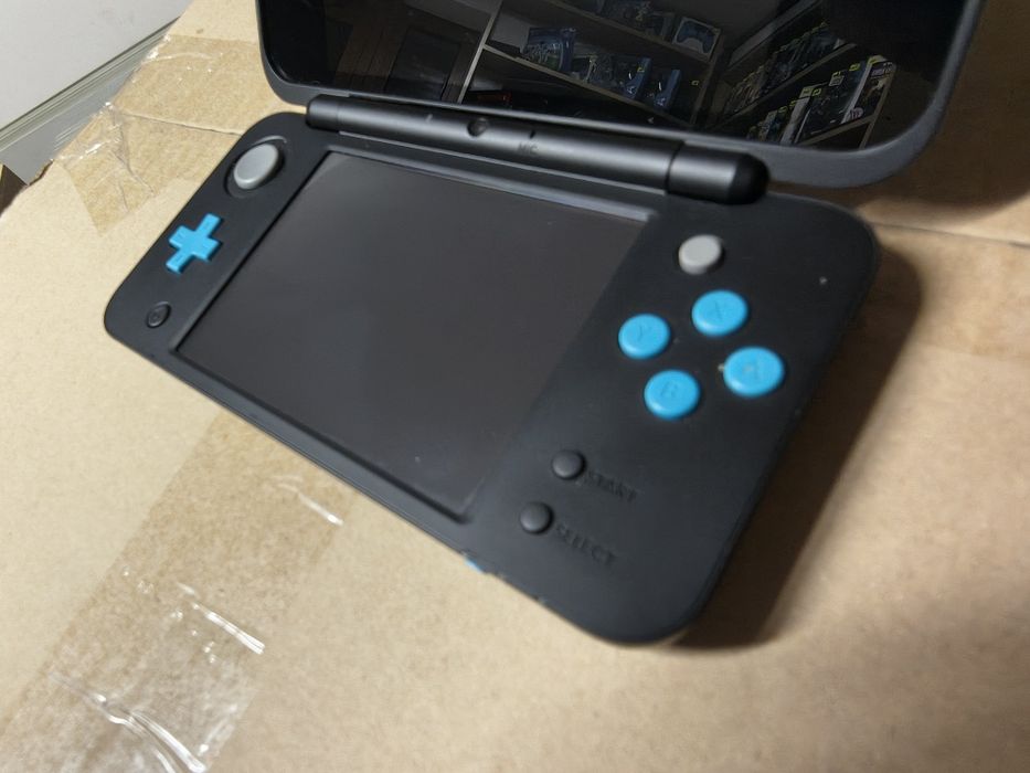 Konsola New Nintendo 2ds XL czarno-niebieska.