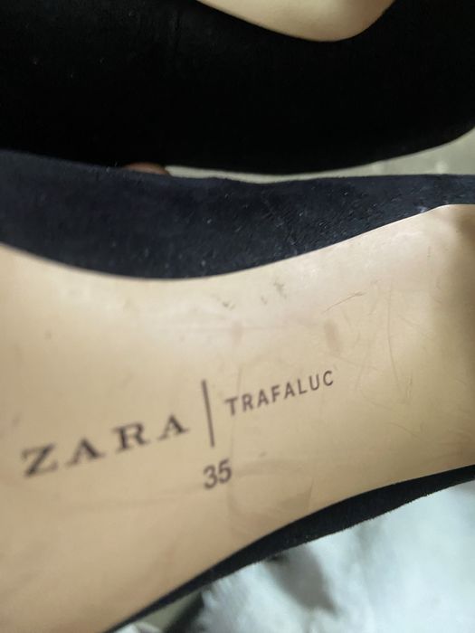 Dois pares de sapatos ambos pretos