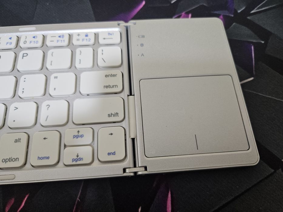 Teclado dobrável com touchpad integrado