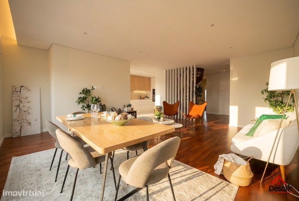 T3+1 DUPLEX Totalmente Renovado com Dois Pátios e Excelentes Áreas