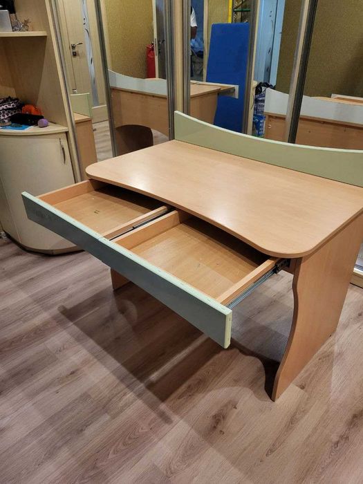 Продам 2 письменных  стола