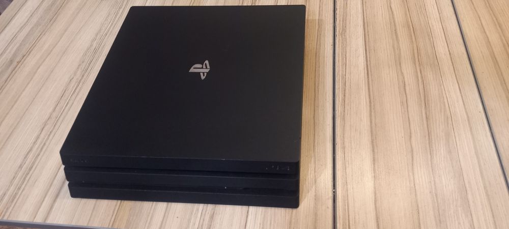 Продам PS4 Pro. 2 геймпада