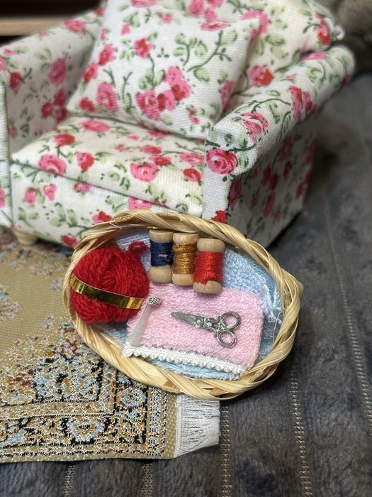 Лялькова мініатюра 1:6 ( диван, книжкова полиця, книги, стілець)