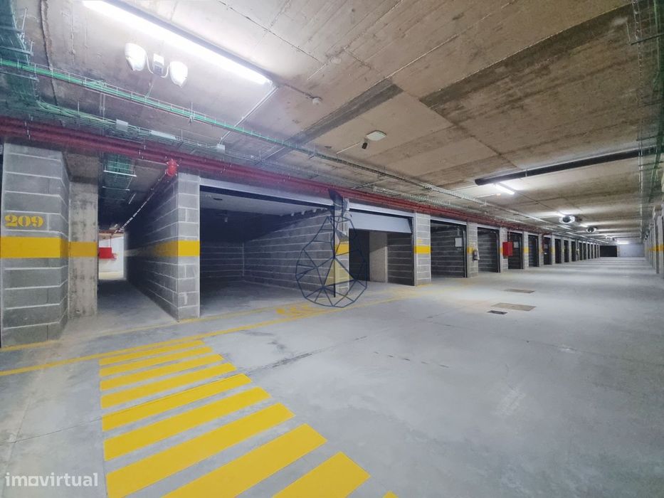 Garagens Box à Venda em Portimão — de 16 m² a 28 m², entre a estação d