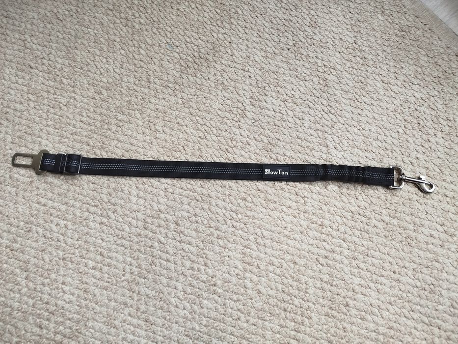 Поводок для собак в авто