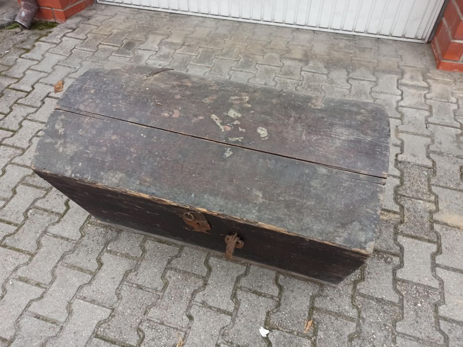 Stary, duży, zabytkowy kufer