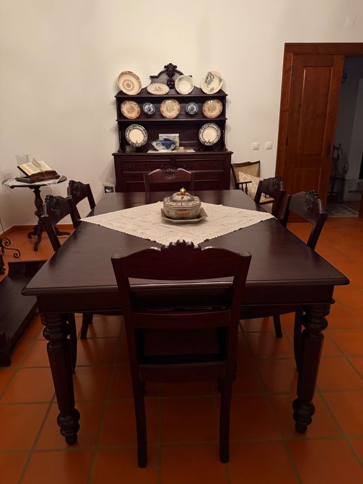 Mesa de jantar Romântica da 1.ª Geração em madeira de cambala extensível com 3 tábuas de 60cm cada.