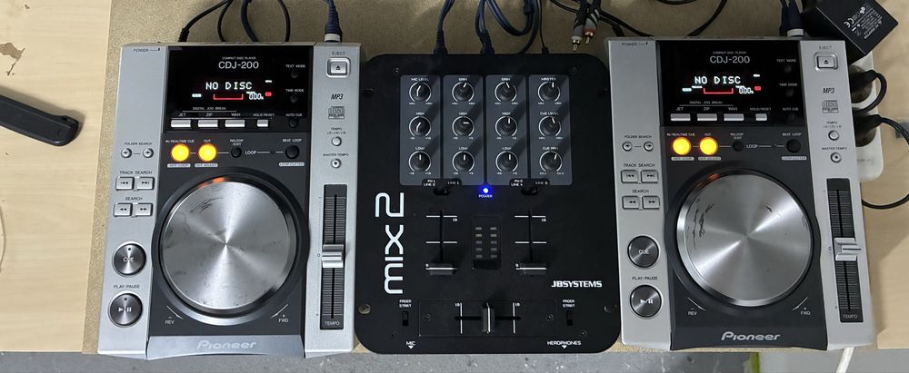 2 x Pioneer cdj 200 + mixer