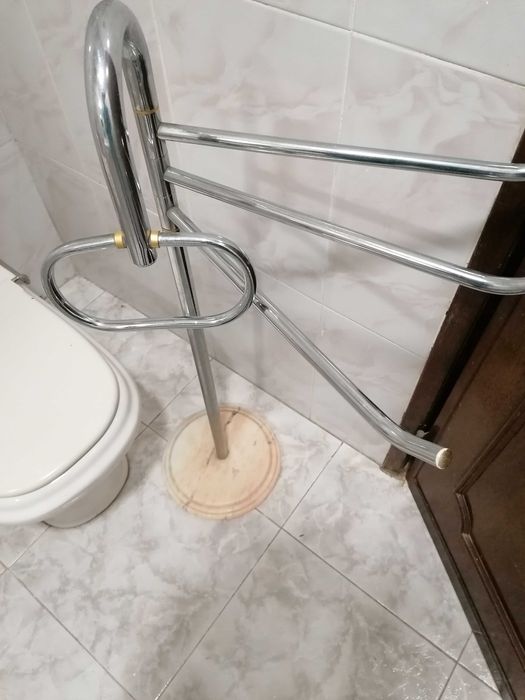 Conjunto de toalheiros de pé e de parede