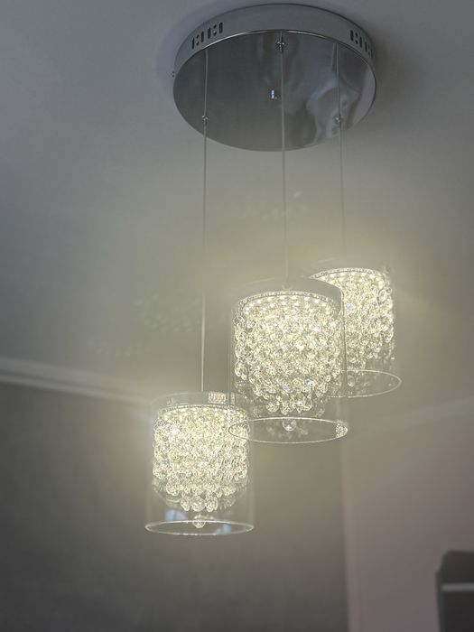 Żyrandol srebrny typu glamur