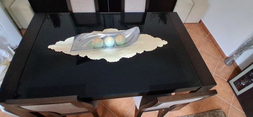 Mesa e cadeiras wengue