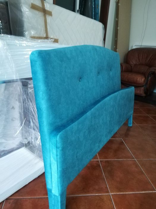 Cama estofada para colchão 183x133