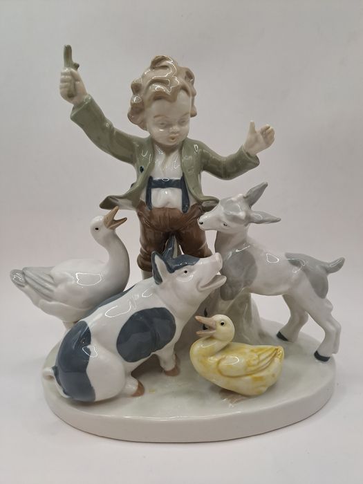 Статуетка. Статуэтка. Фарфоровая статуэтка.