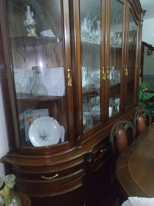 Móvel de sala, mesa e cadeiras