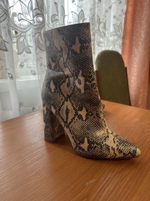 Сапожки з зміїним принтом