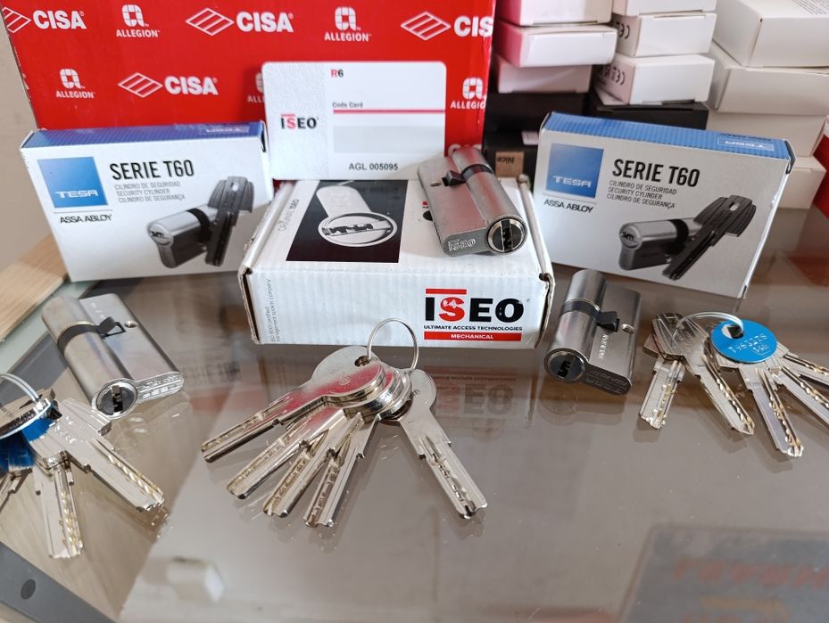 Chaveiro para instalação fechaduras, abertura e reparação de portass