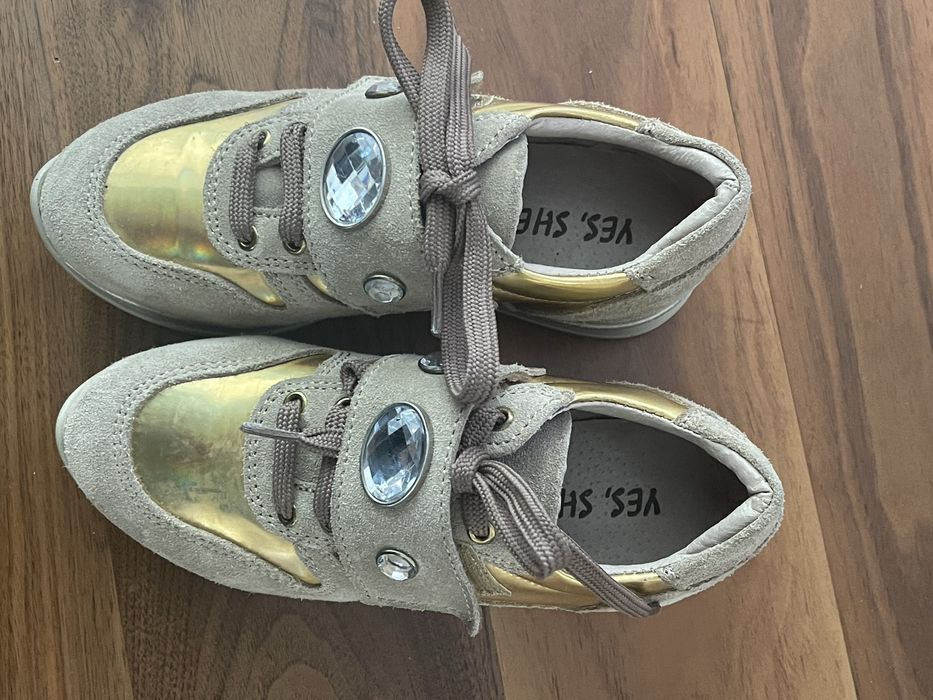 Sapatos/sapatilhas douradas e bege criança