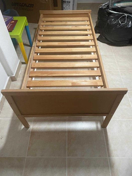 Cama de criança gama Sniglar do Ikea.