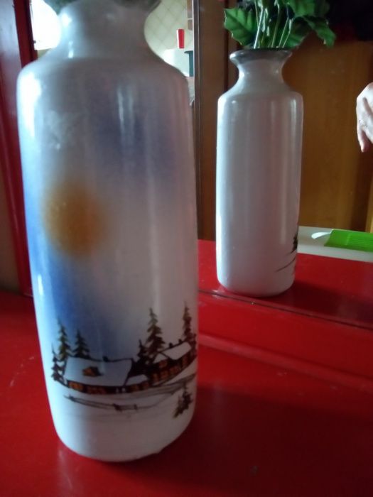 Flakon wazon ceramiczny zimowym pejzażem domków i słońcem