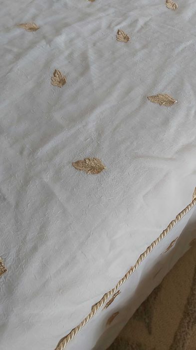 Colcha de cama de casal.