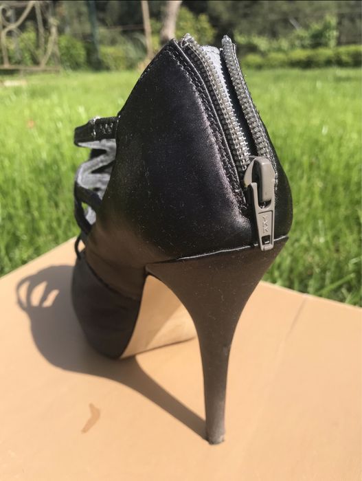 Sandalias com apliques de pedras