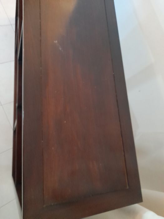 Estante escura asiática de pau rosa.